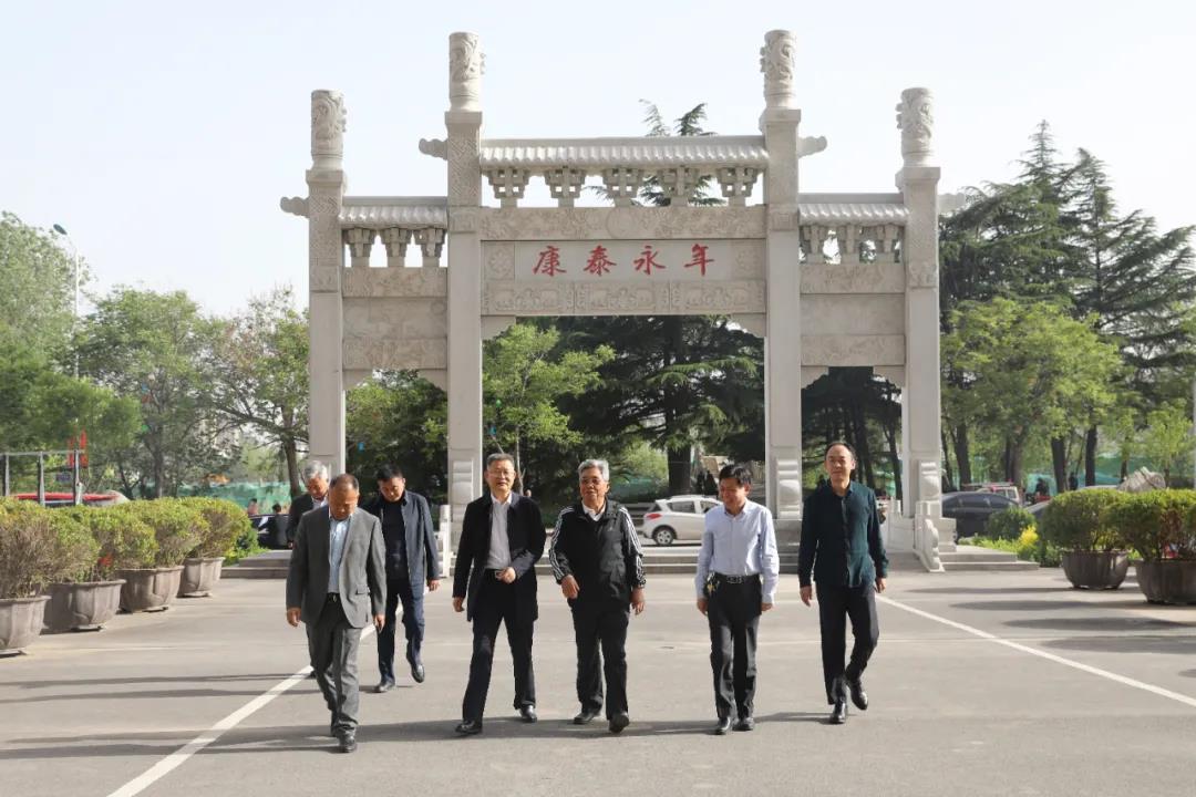 譚悅新中將到臨朐縣中醫院視察